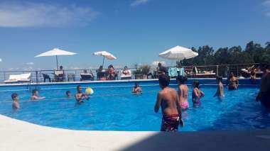 Recreación mediante juegos en la piscina del Hotel