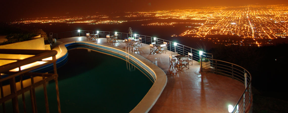 Vista Nocturna de San Miguel de Tucumán desde la piscina del Hotel